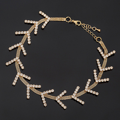 Diamond-studded Fishbone Pendant Collar Necklace for Fashionable Trendsetters