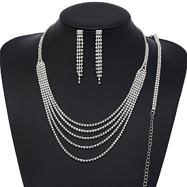 Многослойные ожерелья, серьги-гвоздики и браслеты-цепочки из сплава с кристаллами и стразами