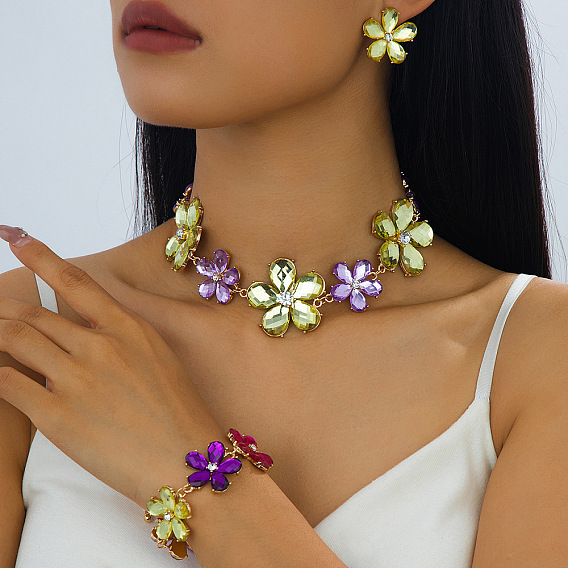 Наборы сережек-гвоздиков из сплава стекла в форме цветка, браслетов и колье.