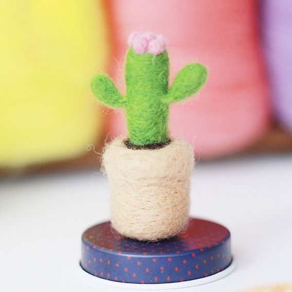 Kit de feutrage à l'aiguille cactus, y compris les instructions, 1 mousse pc, 3 aiguilles PC, 4 couleurs laine
