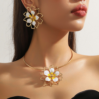 Комплект из цветочного сплава с подвеской-кольцом и серьгами-гвоздиками