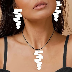 Комплект из колье и серег-гвоздиков из акрила неправильной геометрии с искусственным кожаным шнуром