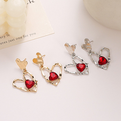 Серьги-гвоздики из сплава и кубического циркония ко Дню святого Валентина, сердце