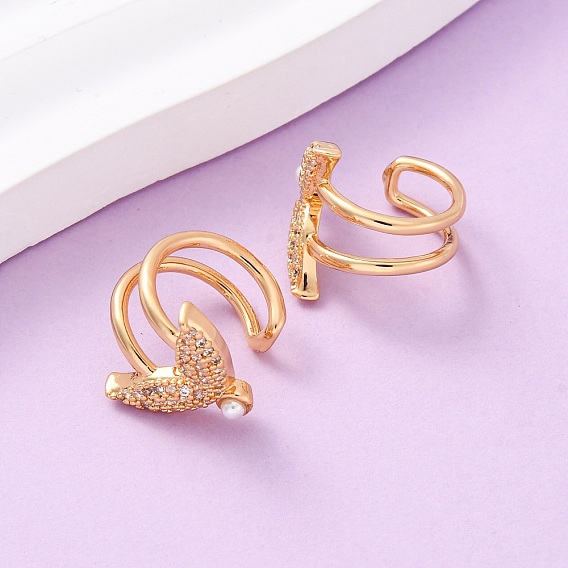 Серьги-каффы из латуни с микропаве из прозрачных кубических цирконий в форме рыбьего хвоста, с абс пластмассовой имитационной жемчужиной