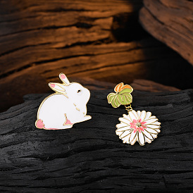 925 boucles d'oreilles pendantes en forme de fleur de lapin en argent sterling, design asymétrique mignon et à la mode pour les filles