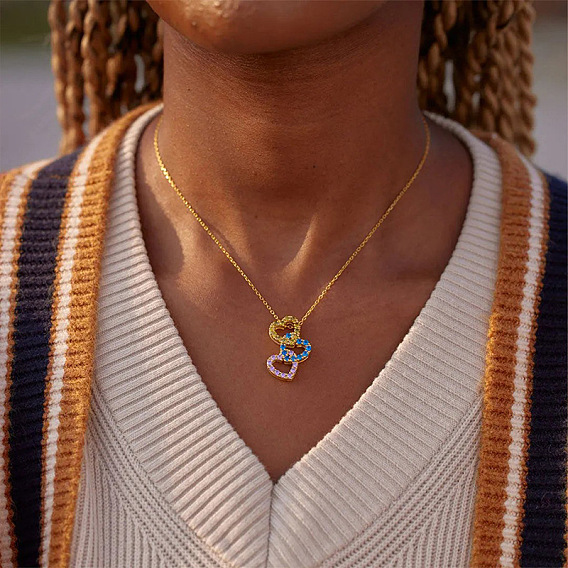 Подвеска-колье на День святого Валентина из латуни с микропаве и разноцветными кубическими циркониями в виде тройного сердца для женщин.