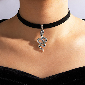 Collar de serpiente de felpa corto gótico retro en negro - cadena de bloqueo de collar de moda para el escote