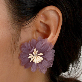 Boucles d'oreilles à fleurs en dentelle à la mode - accessoires d'oreilles floraux doux et multicouches pour femmes.