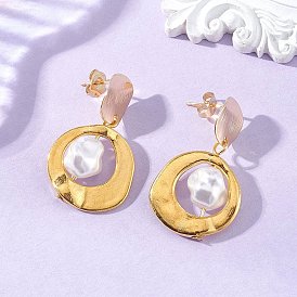 Серьги-гвоздики с подвесками из сплава и пластика, имитирующие жемчуг., с латунными серьгами