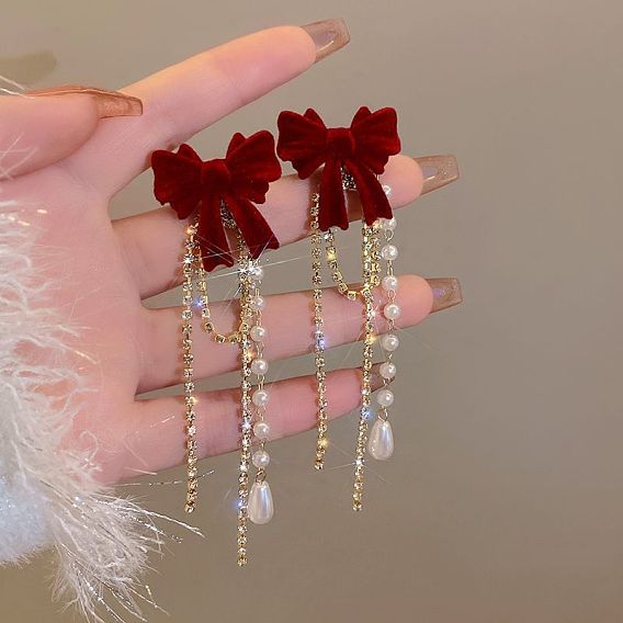 Серьги-гвоздики с кисточками и бантом из сплава со стразами, с пластиковой имитацией жемчуга и флокированием, золотые