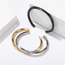 Bracelet ouvert en forme de C en acier inoxydable à la mode pour les couples - simple et élégant.