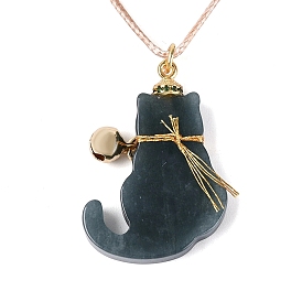 Collares con colgante de gato de jade natural de Myanmar y cordón ajustable, con circonitas cúbicas engastadas en latón y campanas de hierro., dorado