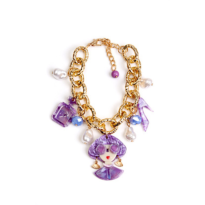 Акриловый флакон женских духов, туфли на высоком каблуке и браслеты из искусственного жемчуга., браслеты из сплава и цепи для женщин, золотые