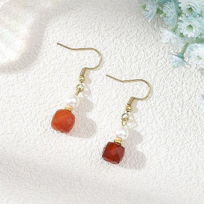 Boucles d'oreilles pendantes cubiques en cornaline naturelle et perles rondes de nacre., avec des perles d'espacement rondes et plates en laiton et des crochets de boucles d'oreilles en acier inoxydable