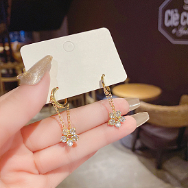 Серьги-кольца с цветочным узором из латуни с микропаве из прозрачных кубических цирконий, цепочка-оберег