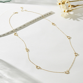 Длинное ожерелье для женщин с микропаве из железа и прозрачными кубическими циркониями в форме сердца.