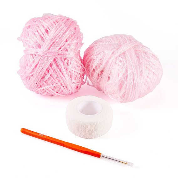 2 мотки полиэфирной пряжи, с 1 рулоном нетканого материала и 1 крючками для вязания из поликарбоната и триплекса