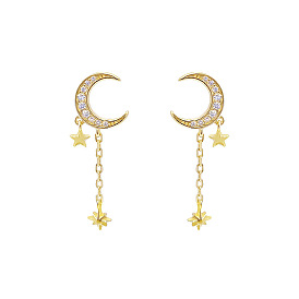 Серьги-гвоздики из латуни с микропаве в виде луны и звезды, украшенные прозрачными кубическими циркониями.