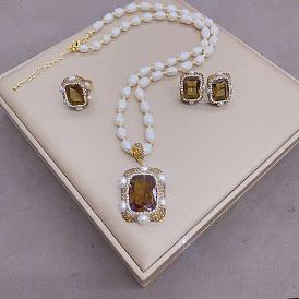 Joyas de piedras que cambian de color con perlas y piedras preciosas iridiscentes.