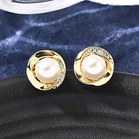 Круглые серьги-гвоздики из латуни с микропаве из прозрачных кубических цирконий, с пластиковой имитационной жемчужиной, стойки покрытие, без кадмия и без свинца