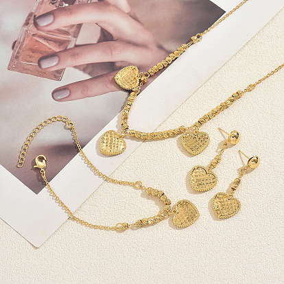 Изящный комплект из кулона в виде латунного сердечка, сережек и браслета для женщин.