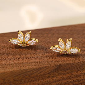 Серьги-гвоздики из латунного микро-паве, цветок