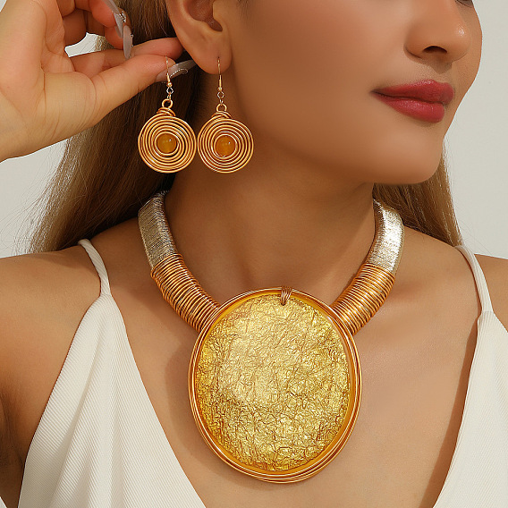 Комплект из овального кулона-чокера и спиральных сережек из сплава смолы, стекла и алюминия для женщин.