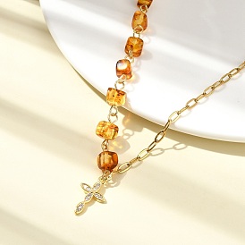 Ожерелье из натуральных янтарных бусин и цепочек из нержавеющей стали в виде скрепок., Подвеска в виде креста из латуни с микропаве из прозрачного кубического циркония, посвященная религии.