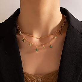 Collier minimaliste de feuilles vertes pour femmes - chaîne de cou multicouche à la mode avec pierre émeraude en forme de goutte