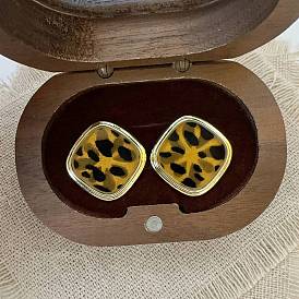 Серьги-гвоздики из латуни и смолы, квадрат с леопардовым узором