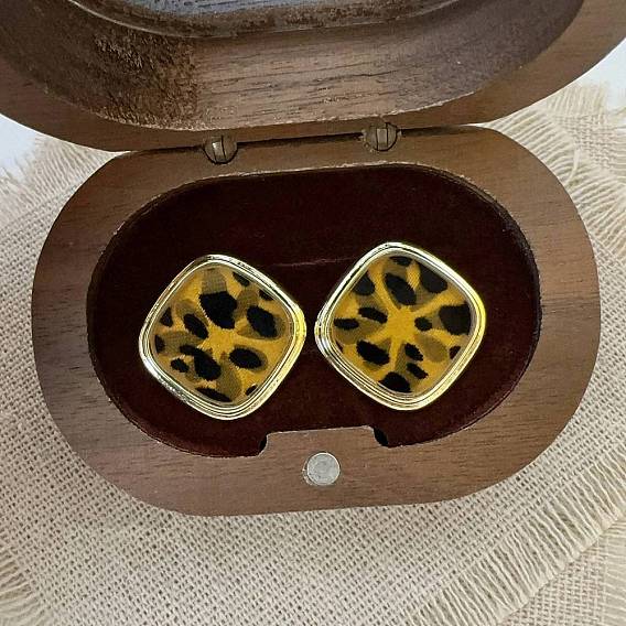Серьги-гвоздики из латуни и смолы, квадрат с леопардовым узором