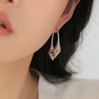 Fashionable Minimalist Earrings - Elegant, Versatile, High-end Ear Decor.