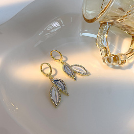 Minimalist Vintage Leaf Earrings with Sparkling Rhinestones and Delicate Design