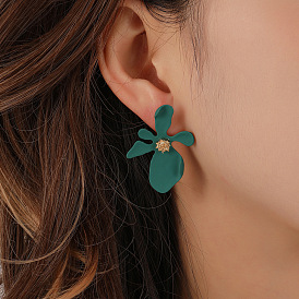 Hong Kong style temperament niche light spring warm spring retro spring clear simple petal flower spray paint earrings