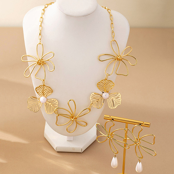 Наборы из цепочки из сплава и пластика с имитацией жемчуга в виде цветка и подвесок.