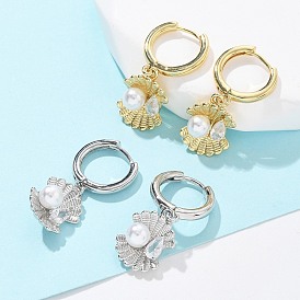 Серьги-кольца из латуни в форме ракушки с микропаве из кубического циркония, с ABS имитации жемчуга, стойки покрытие, долговечный, без свинца и без кадмия