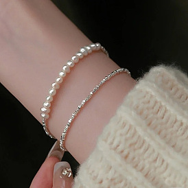 Collier et bracelet de perles en argent minimaliste sertis de pièces en argent sterling de forme unique.