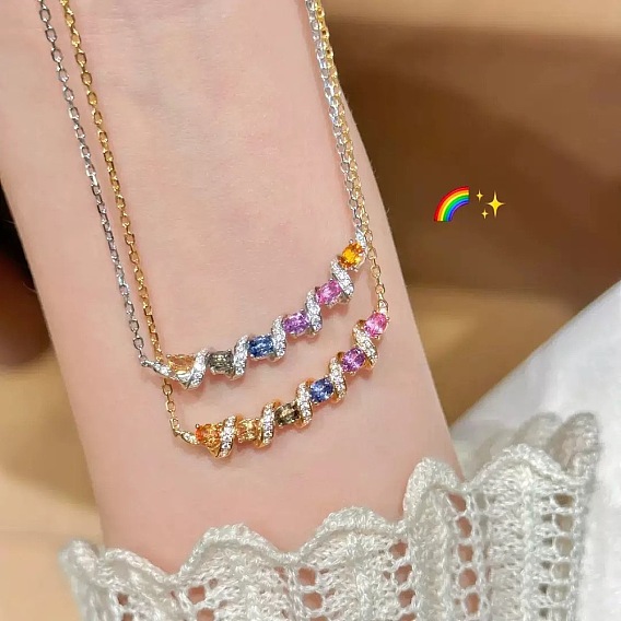 Collares con colgante retorcido de latón con circonitas cúbicas de colores para mujer.
