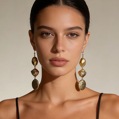Серьги-подвески из сплава: плоские круглые и в виде самородков.