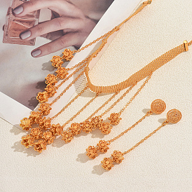 Комплект из длинного колье и сережек из сплава с цветочным узором и кисточками, идеально подходящий для свадеб и торжественных мероприятий.