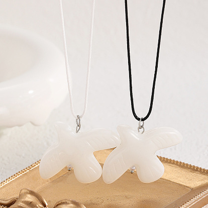 Фарфоровый кулон в виде белого голубя мира на вощёном шнурке