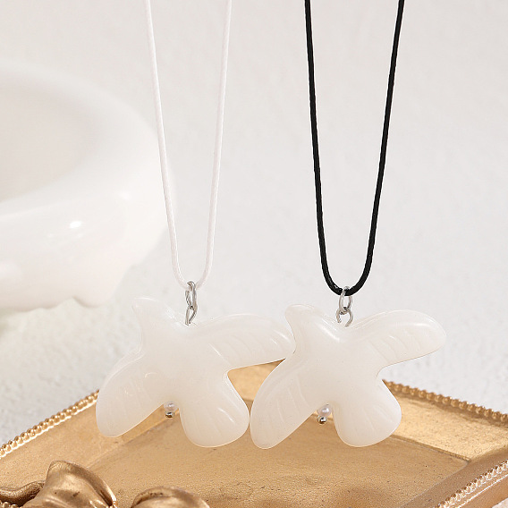 Фарфоровый кулон в виде белого голубя мира на вощёном шнурке