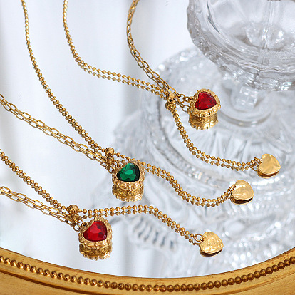 Collar con colgante de corazón de encaje y borlas boho chic con piedras de circonita cúbica rojas y verdes en cadena de oro