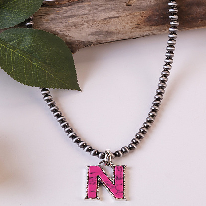 Ожерелья из круглых пластиковых бусин с инициалом из окрашенной синтетической бирюзы CCB для женщин, темно-розовыми