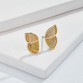 Boucles d'oreilles en forme d'aile de papillon - plaquées cuivre et or massif, clous minimalistes en demi-aile.