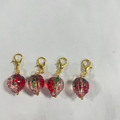 4pcs décorations suspendues en forme de fraise faites à la main, avec alliage homard fermoirs pince