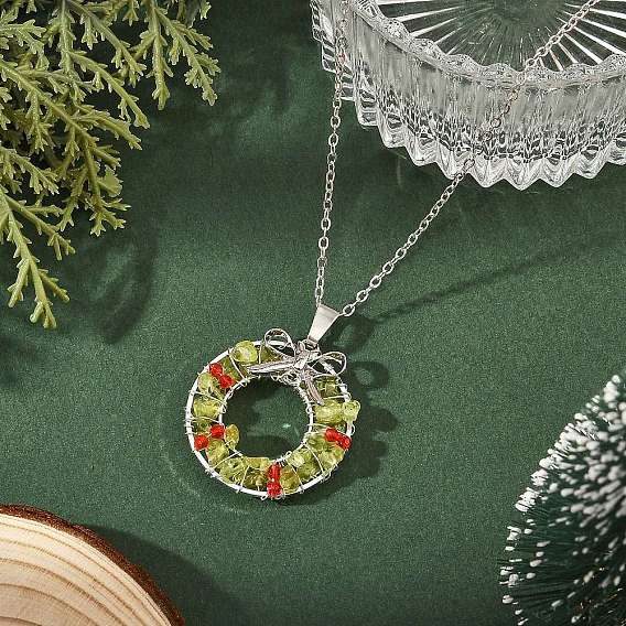 Colliers avec pendentif en verre transparent et éclat de péridot naturel, en fil de laiton enroulé autour d'une chaîne., couleur argent plaqué