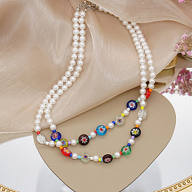 Collier de perles fait à la main avec pendentif simple marguerite en verre - minimaliste, , chaîne de clavicule.