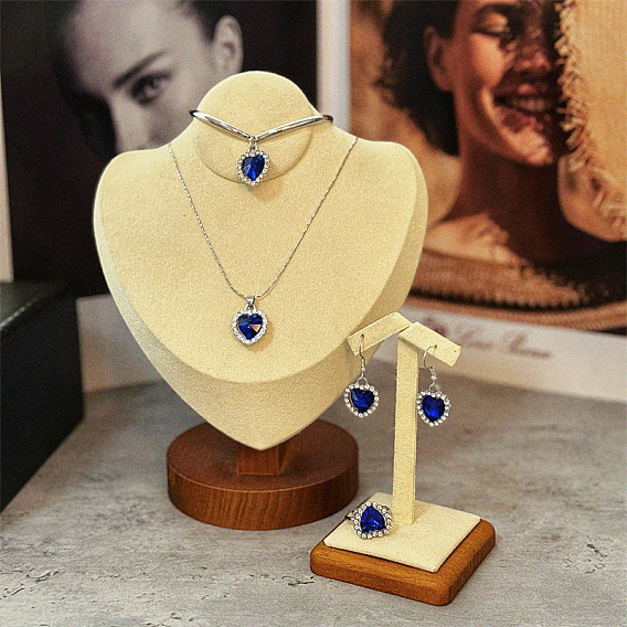 Ожерелье из сплава с кулоном в виде сердца и подвеской из кристаллов, а также браслет с подвесками и кольцо, платина