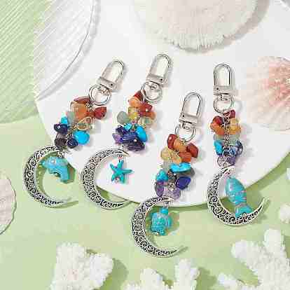 Luna de aleación y decoraciones colgantes de animales marinos de turquesa sintética, Adornos con cierres giratorios y chips de piedras preciosas naturales y sintéticas.